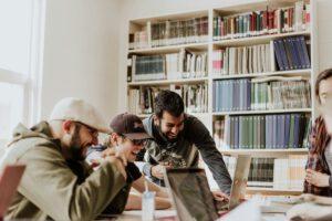 Team arbeitet euphorisch am Tisch zusammen